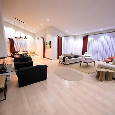 Queen Palm Villa *