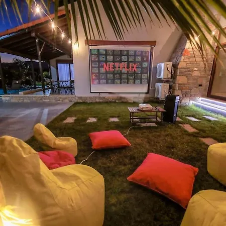 Queen Palm Vila